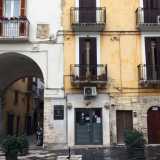 A Bari se ne contavano tre, attive soprattutto nel 700 e fino ai primi decenni dell�800: la prima in vico Gironda, la seconda in piazza San Nicola e la terza sotto un passaggio nei pressi della Cattedrale...